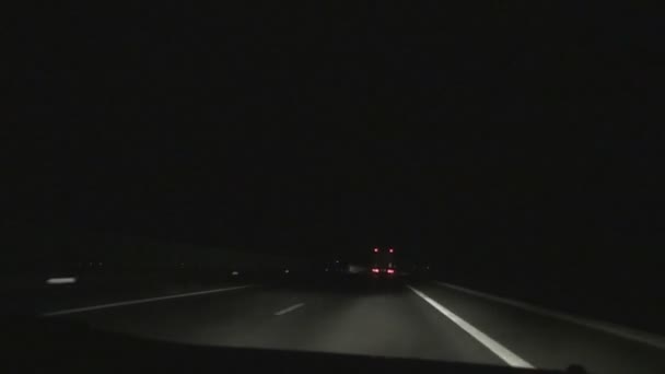 Nocne Jazdy Autostradzie Samochód Wyprzedzania Samochodu Ciężarowego — Wideo stockowe