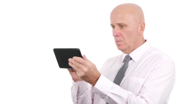 自信を持っているビジネスマンは 電子タブレットの重要な金融ニュースを読む — ストック動画