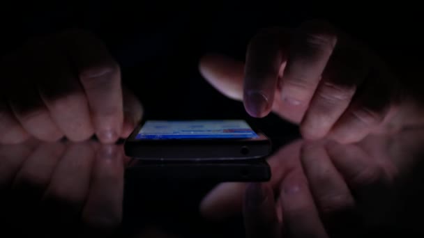 Man Överlämnar Information Surfning Cellphone Internet Mörkret Bordet — Stockvideo