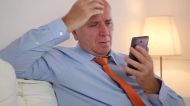 İşadamı oku kötü haber Smartphone cep telefonu ile üzgün ve hayal kırıklığına Gesticulate