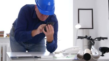 Mühendisi Smartphone kablosuz bağlantı kullanarak şirket Office metin olarak meşgul