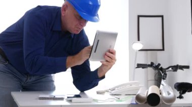 Mühendis görüntü elektronik tablet çevrimiçi teknik bilgilere erişme