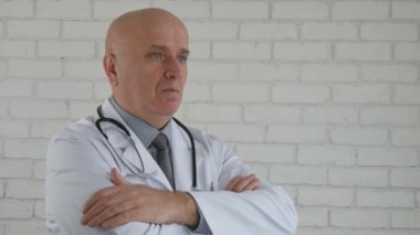 Yavaş hareket ciddi Doktor yapma ile bir baş hareketleri onayla işareti inkar 