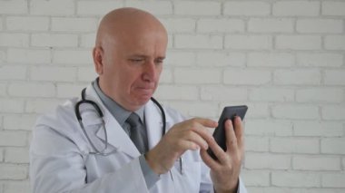 Yavaş hareket ile doktor okuma kötü haber mobil ve sinir Gesticulate