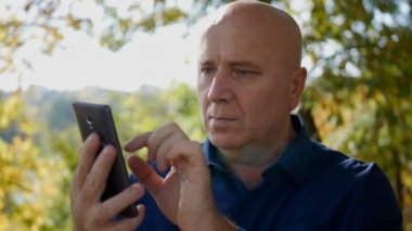 Ağır çekim ile cep telefonu sokakta kullanarak işadamı metin