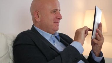 Mutlu işadamı gülümseme Smartphone cep telefonu ile iyi haber okuma