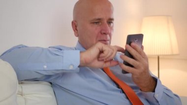 Ofis Oda hayal kırıklığına işadamı cep telefonu kötü mali haberleri okuyun  