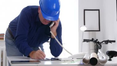 Telefon telefon hattı bağlantısı kullanarak Office Talk mühendisi meşgul
