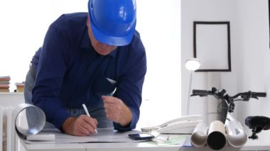 Mühendis iş çizmek kullanarak çizim araçları planları ve hesaplamalar yapar