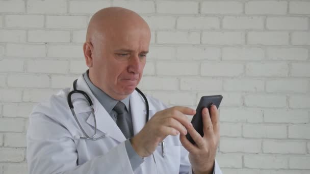 Movimento Lento Com Médico Lendo Más Notícias Celular Gesticular Nervoso — Vídeo de Stock