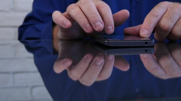 Upptagen Affärsman Office Text Med Hjälp Mobiltelefon Nätverk Ansökan — Stockvideo