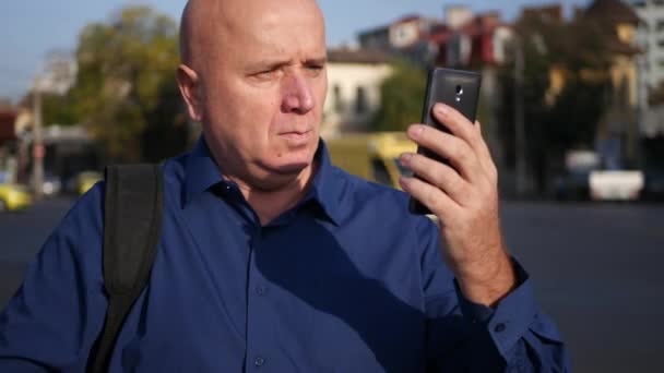 Buitenkant Schieten Met Man Reizen Lezen Cellphone Berichten Straat — Stockvideo