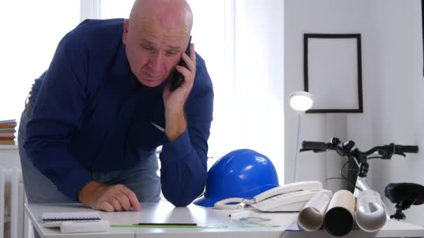 Umtriebige Ingenieure Büro Sprechen Mit Mobiltelefonen Und Machen Sich Notizen — Stockvideo