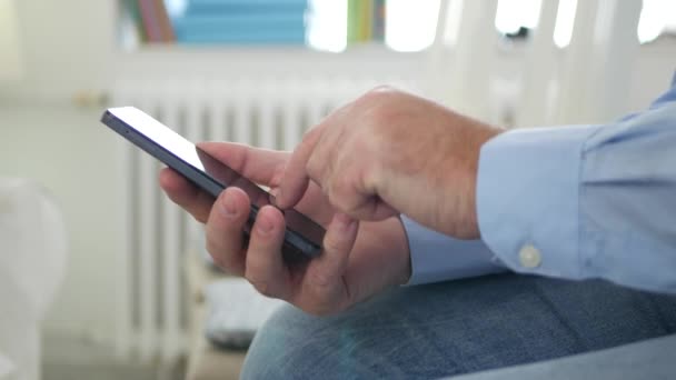 Hombre Sala Oficina Sentado Una Silla Texto Usando Teléfono Celular — Vídeos de Stock