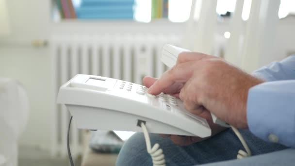 Hombre Oficina Manteniendo Teléfono Sus Rodillas Trate Hacer Una Llamada — Vídeos de Stock