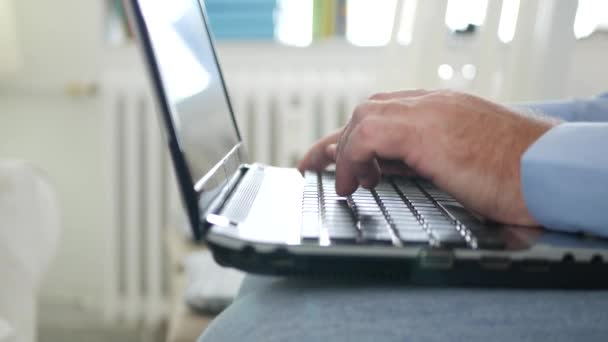 Mann Sitzt Auf Einem Stuhl Büroraum Mit Einem Laptop Auf — Stockvideo