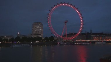 London Eye ile gece manzarası güzel bir kırmızı renk ışıklı