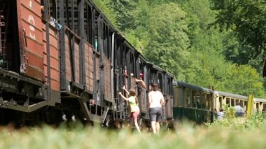 Buhar motoru bir tren istasyonunda konuşlu ile eski tren