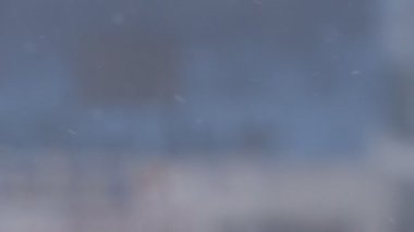 Kar yağıyordu ve soğuk bir hava gün hava kar taneleri ile kış görüntü