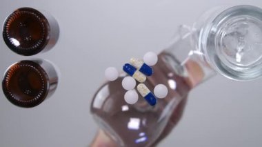 Adam el tıp hapları ile şeffaf bir tablo aracılığıyla çekim