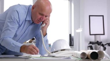 Telefon için teknik plan ve projeler hakkında konuşurken mühendis görüntü