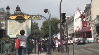 Paris Metro Tren İstasyonu girişi araçların trafik görüntüsüyle ve insanlar yürüyüş