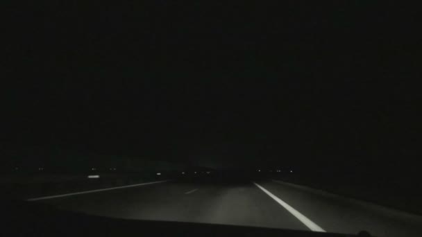 Auto Rijden Nacht Het Een Snelweg Met Grote Snelheid Koplampen — Stockvideo