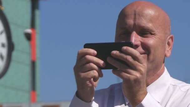 Uomo Affari Ritratto Cercando Smartphone Lettura Buone Notizie Gesturing Happy — Video Stock