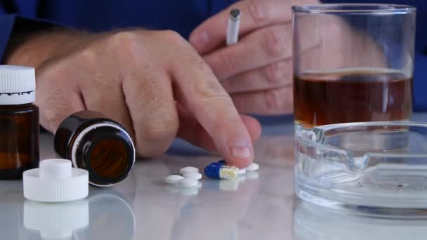 Uomo Sul Tavolo Selezionare Pillole Mediche Bere Alcol Fumare Una — Video Stock