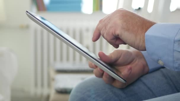 Empresário Interior Escritório Texto Usando Tablet Conexão Sem Fio — Vídeo de Stock