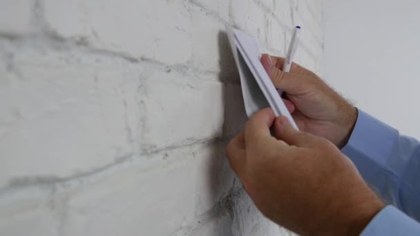 Людина Отримують Лист Відкрите Взяти Конверт Підписати Документ — стокове відео