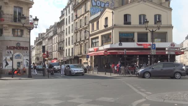 Bild Mit Alten Autos Der Innenstadt Von Paris Und Menschen — Stockvideo