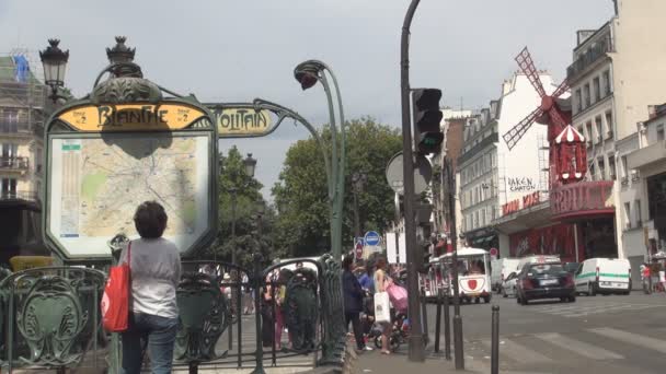 Imagem Paris Com Estação Metrô Entrada Carros Tráfego Pessoas Caminhando — Vídeo de Stock
