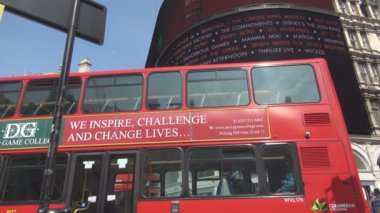 Piccadilly Circus Meydanı çift katlı otobüs ve arka panelinde reklam