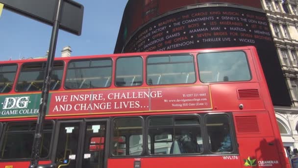 Piccadilly Circus Square Kaksikerroksinen Bussi Mainonta Paneeli Taustalla — kuvapankkivideo