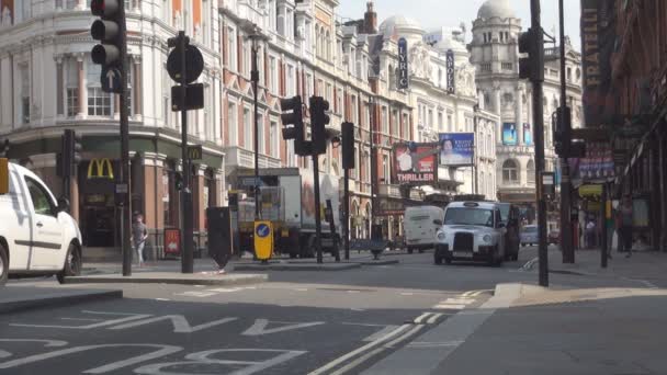 Strada Quartiere Londinese Con Traffico Congestionato Gente Che Passeggia — Video Stock