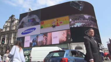 İnsanlar sokakta yürürken, insanlar ile Piccadilly Circus kare