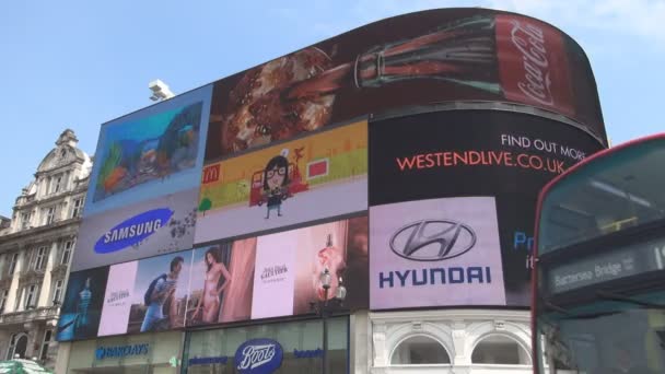 Piccadilly Circus Square Dubbeldekker Bus Reclame Paneel Achtergrond — Stockvideo