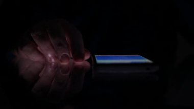 Huzursuz adam el cep telefonu yakınındaki masada parmaklarıyla sinirli hareketler yapmak