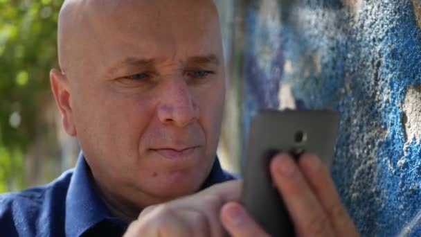 Adam Cep Telefonu Okunur Mali Bilgilerini Kullan Gülümseme Memnun — Stok video