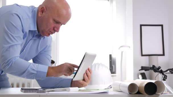 Homme Affaires Travaillant Dans Architecture Utilisation Bureau Tablette Ajout Machine — Video