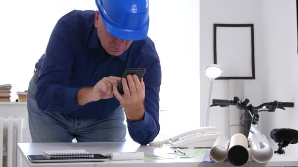 Ingenieur Image Büro Arbeitet Mit Plänen Und Spricht Mit Smartphone — Stockvideo