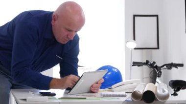 Üzgün mühendis Gesticulate hayal kırıklığına Tablet kötü haberleri okuduktan sonra