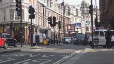 Bir yaz günü Londra sokaklarında trafik jam