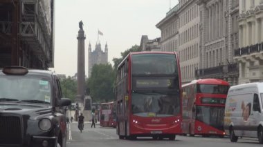Bir yaz günü Londra sokaklarında trafik jam