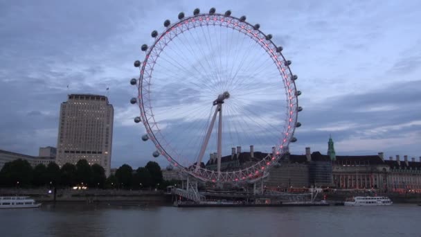 London Eye Világított Spinning Temze Folyó Közelében Fekvő — Stock videók