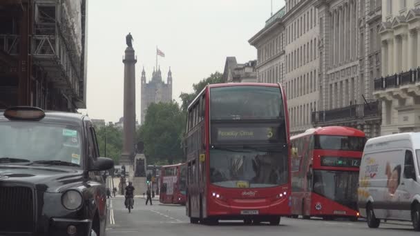 Bir Yaz Günü Londra Sokaklarında Trafik Jam — Stok video