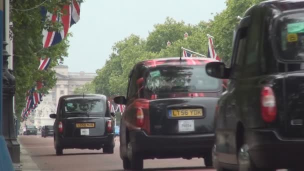 伦敦大道装饰与英国标志为一个大的庆祝活动 — 图库视频影像