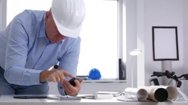 Oda ofis mühendisi görüntü kullanarak cep telefon çağrısı yapma