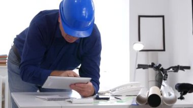 Elektronik Tablet kullanarak çevrimiçi teknik bilgilere erişmesini mühendis meşgul